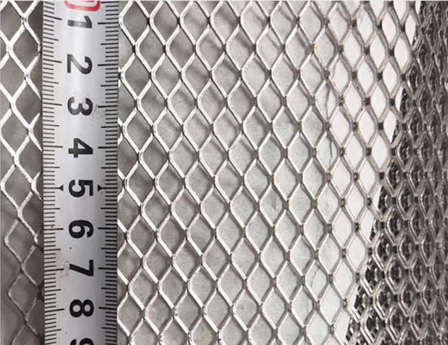 0.7mm 1.25kg/M2 hanno galvanizzato lo strato di alluminio in espansione della maglia metallica 4x8 0