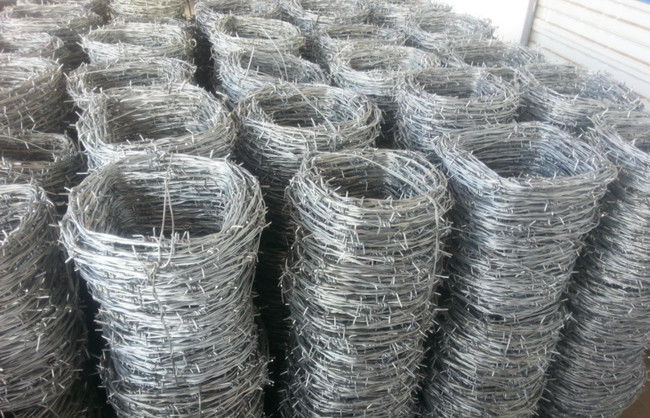 4 punti Q235 raddoppiano il recinto di filo metallico torto della mucca di resistenza agli'agenti atmosferici del filo spinato 1