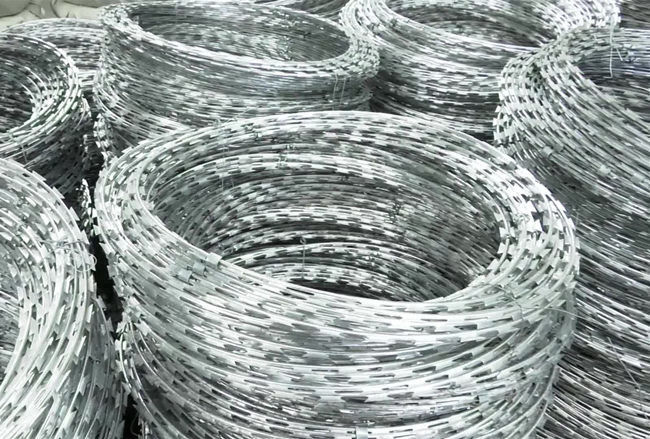 CBT-65 Nastro a fisarmonica avvolto in bobina galvanizzata con filo spinato da 45 cm 1