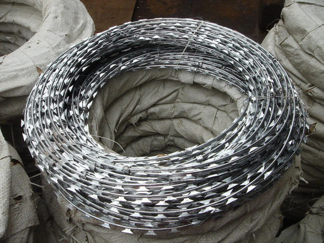 filo spinato CBT 60 Diamond Mesh Fencing del rasoio della concertina di 18m 15cm 0