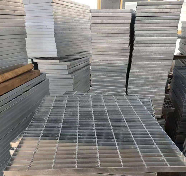 Q235 ha galvanizzato lo scolo rotondo d'acciaio del metallo gratta i pannelli di Antivari su misura 0